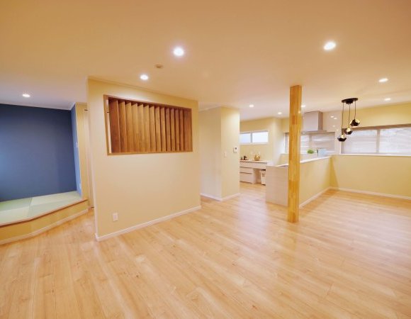 閉ざされたキッチンから、光が通り抜ける開放的なリビングへ