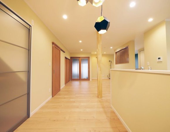 伝統的な和室から、光が通り抜ける洗練されたモダン空間へ