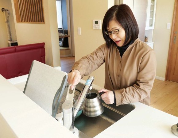 ひと拭きで元通り！フラットな天板が叶える家事ラクキッチン。