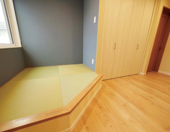 フローリングの一角に畳があるだけで、部屋の質感がぐっと深まります。