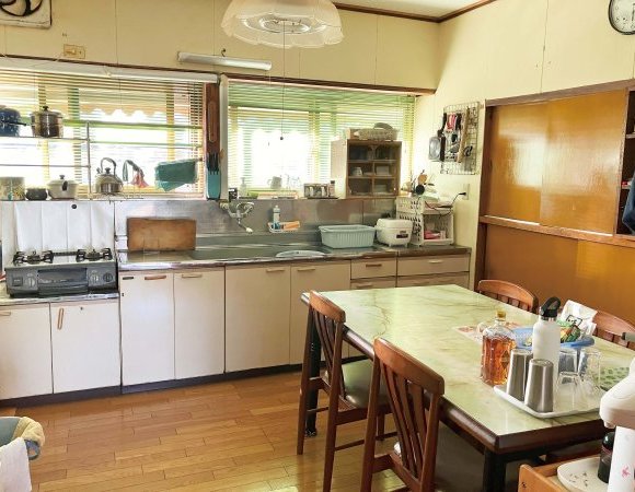 閉ざされたキッチンから、光が通り抜ける開放的なリビングへ