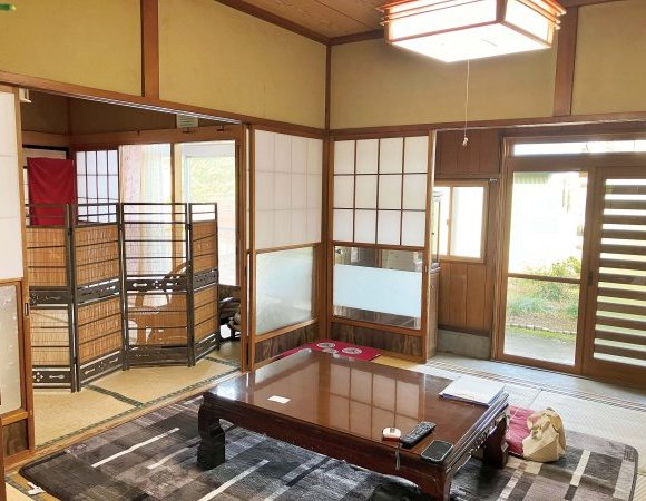 伝統的な和室から、光が通り抜ける洗練されたモダン空間へ。