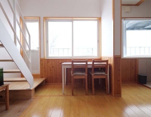 2階リビングに外とつながる勝手口を設置しました。