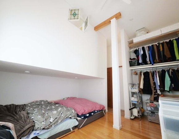 高さのある縦空間を利用して衣類等を収納するスペースを確保