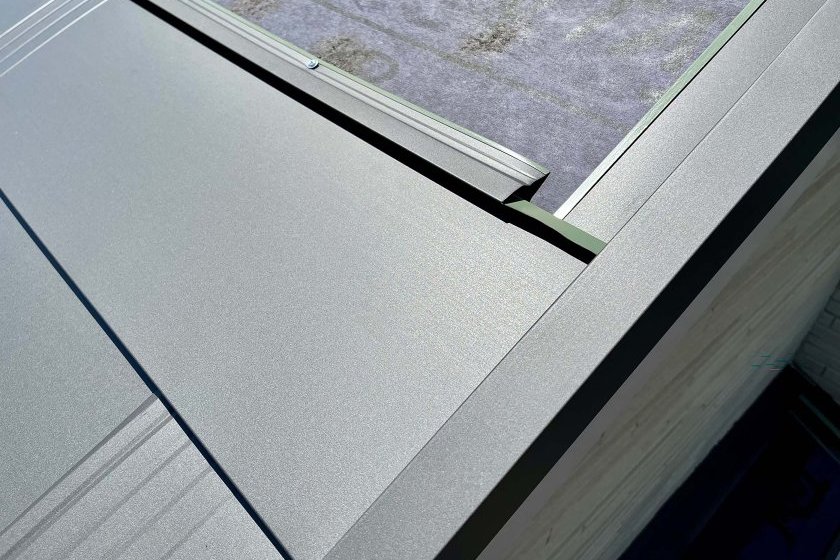 コストと耐久性のバランスに優れた重ね葺き（カバー工法）