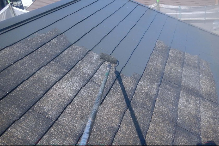 住まいの美観と防水性を蘇らせる屋根塗装