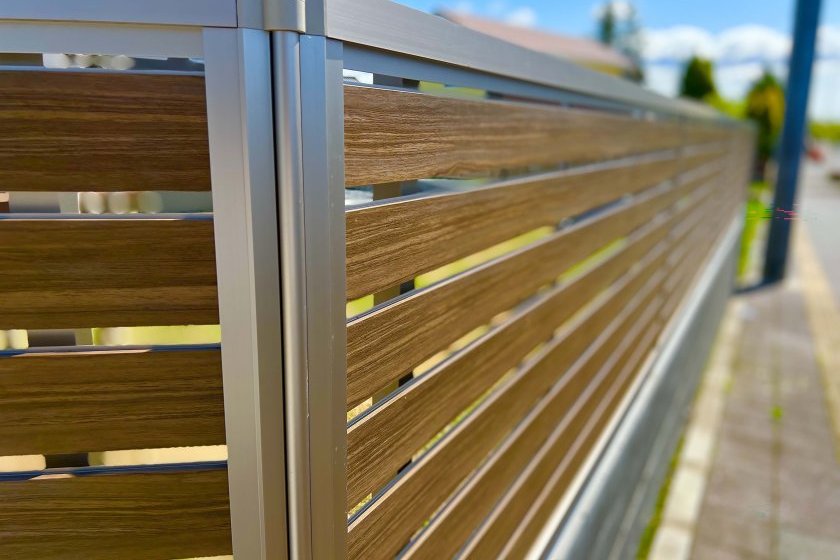 フェンスの素材で住まいの印象も変わります。