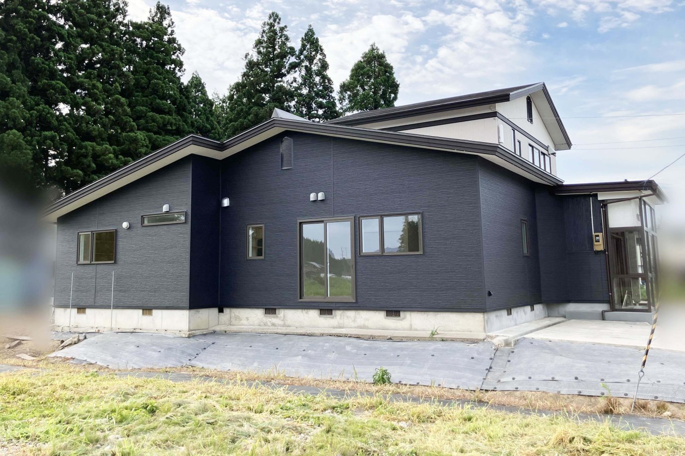 築49年の木造戸建てが、断熱×モダンの二世帯住宅へ劇的進化！